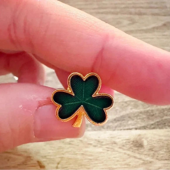 Lot of five pins including a clown, clover, leaf pins - Picture 4 of 7